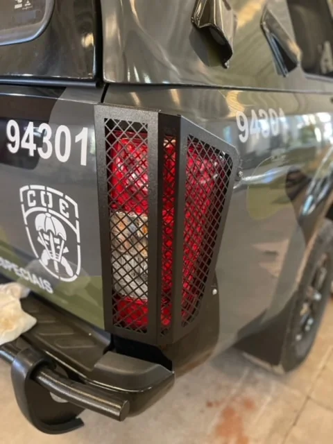 Protetor de lanterna gradeado em aço fabricado pela R&R Veículos Especiais em viatura tática