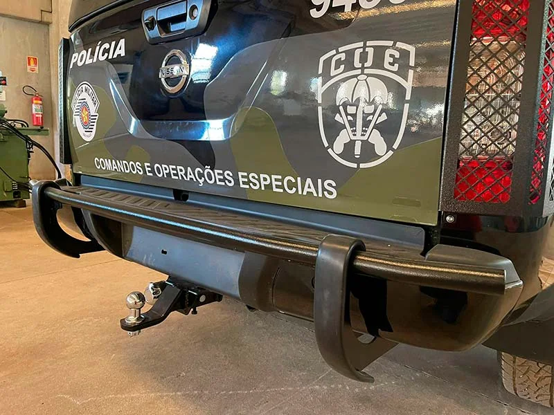 Protetor de para-choque traseiro tubular fabricado pela R&R Veículos Especiais em viatura tática