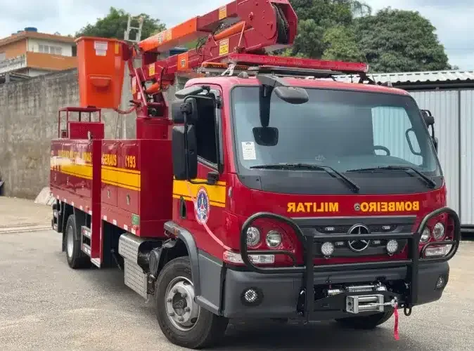 Caminhão de bombeiros com guindaste e cesto aéreo transformado pela R&R Veículos Especiais