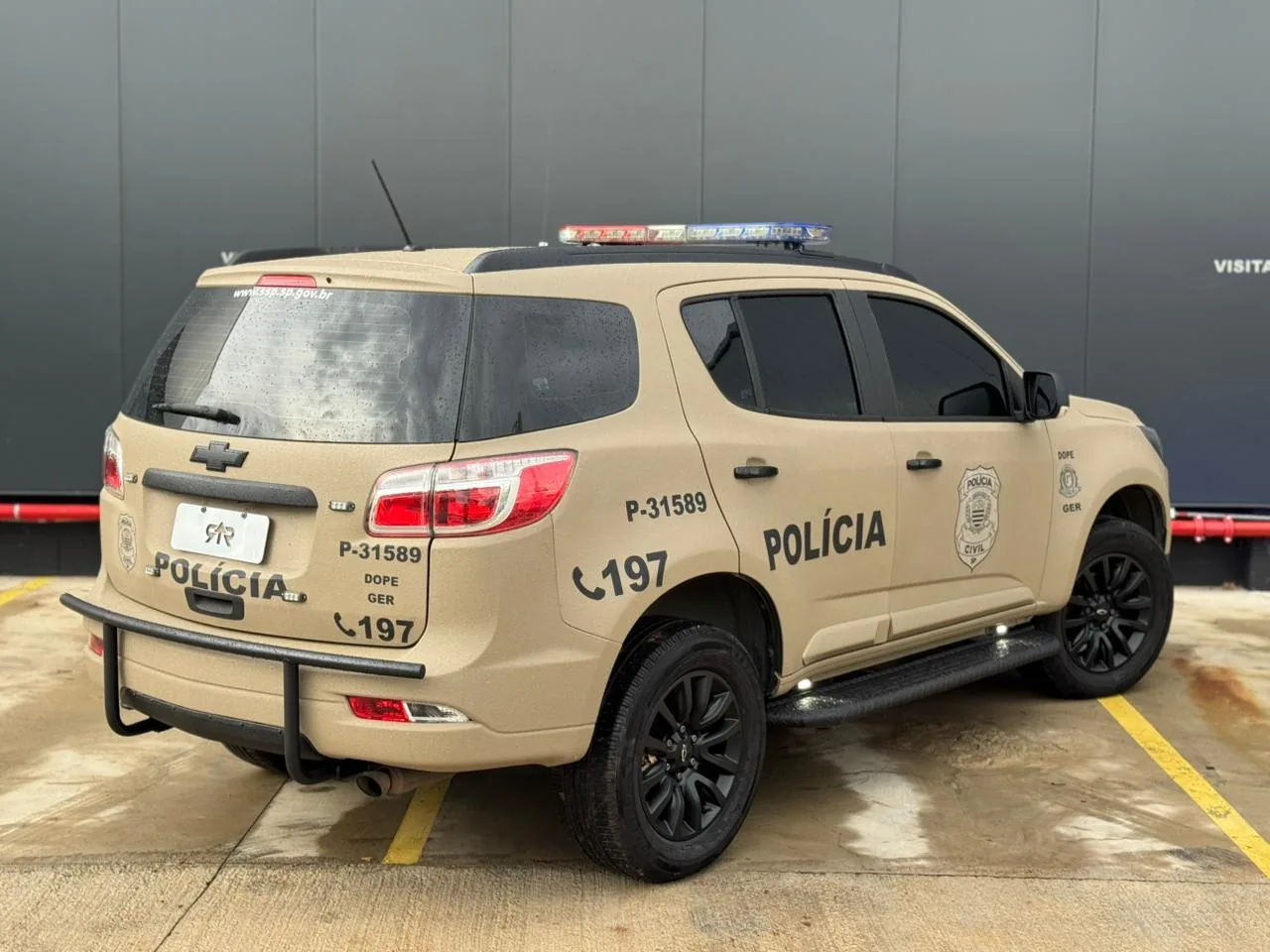 Viatura Chevrolet Trailblazer da Polícia Civil de São Paulo, vista 3/4 traseira, transformado pela R&R Veículos Especiais