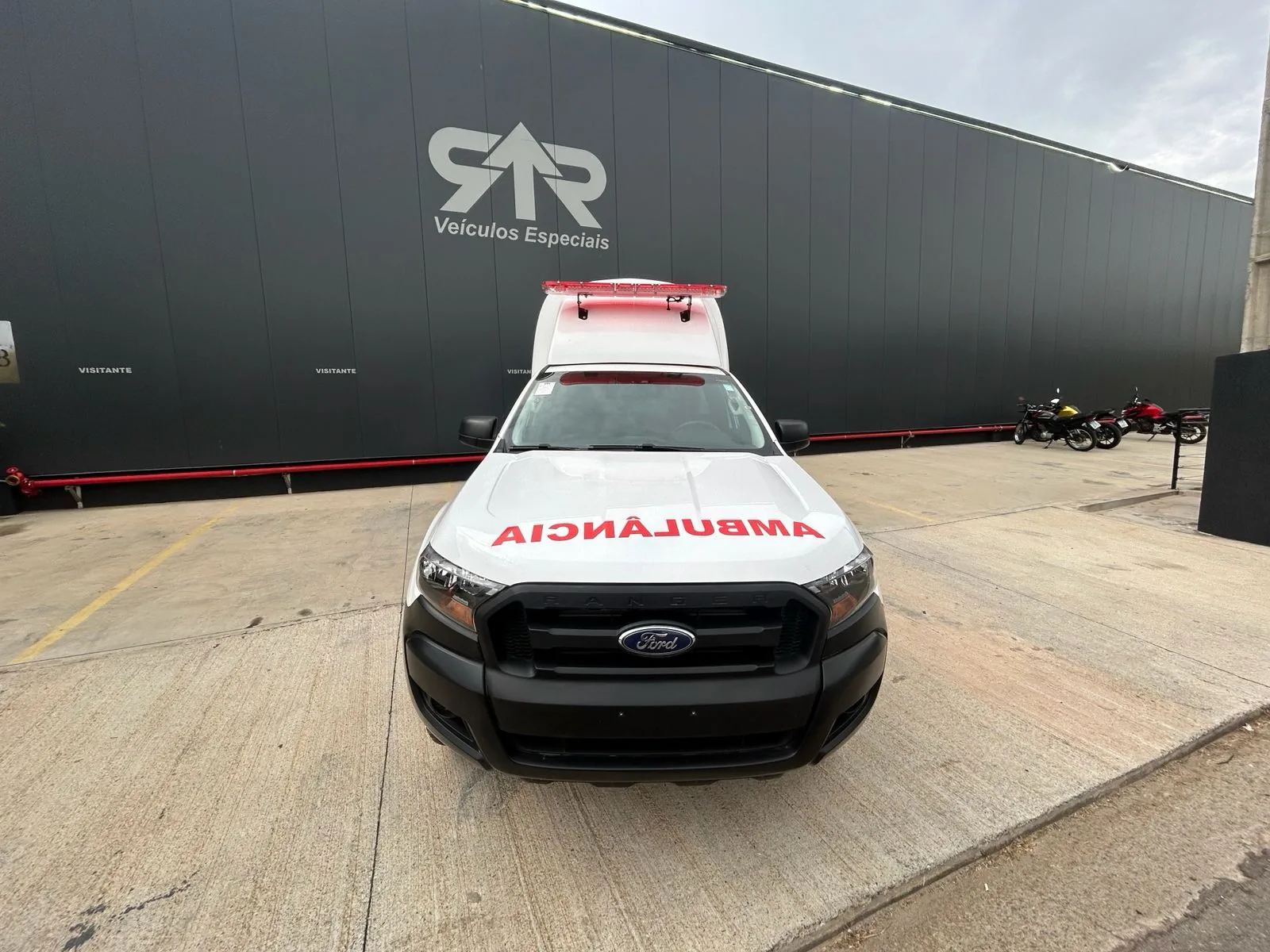 Ambulância sobre pickup Ford Ranger, foto 1, transformado pela R&R Veículos Especiais