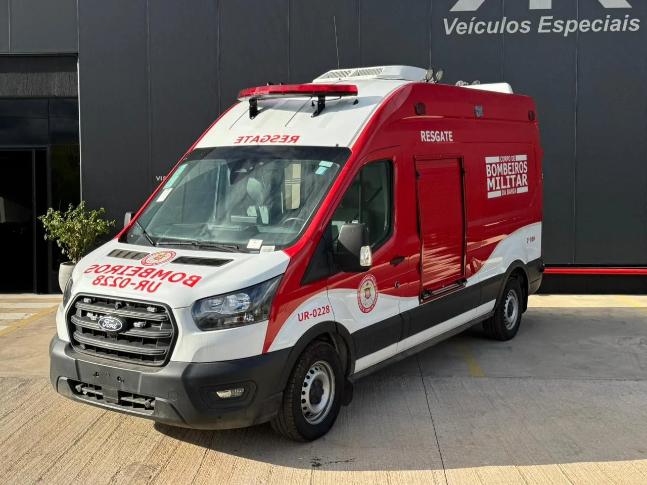 Unidade de resgate Ford Transit dos Bombeiros da Bahia, vista 3/4 dianteira, transformado pela R&R Veículos Especiais