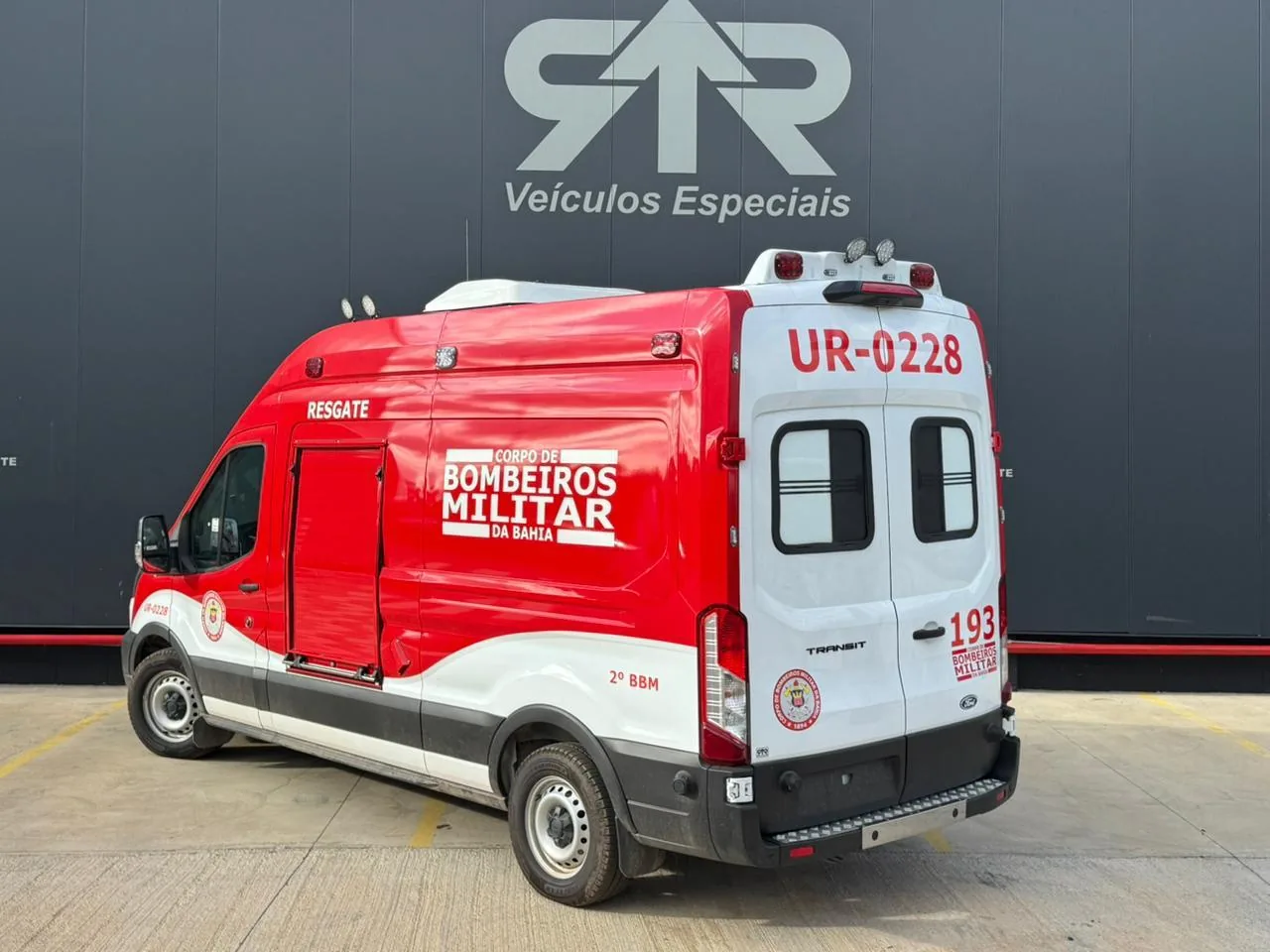 Unidade de resgate Ford Transit dos Bombeiros da Bahia, vista 3/4 traseira, transformado pela R&R Veículos Especiais