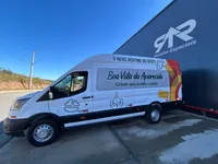 Van de transporte de passageiros sobre Ford Transit, foto 2, transformado pela R&R Veículos Especiais