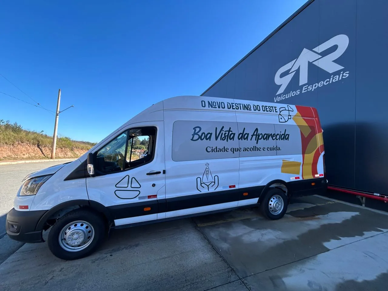 Van municipal Ford Transit de Boa Vista da Aparecida, vista lateral, transformado pela R&R Veículos Especiais