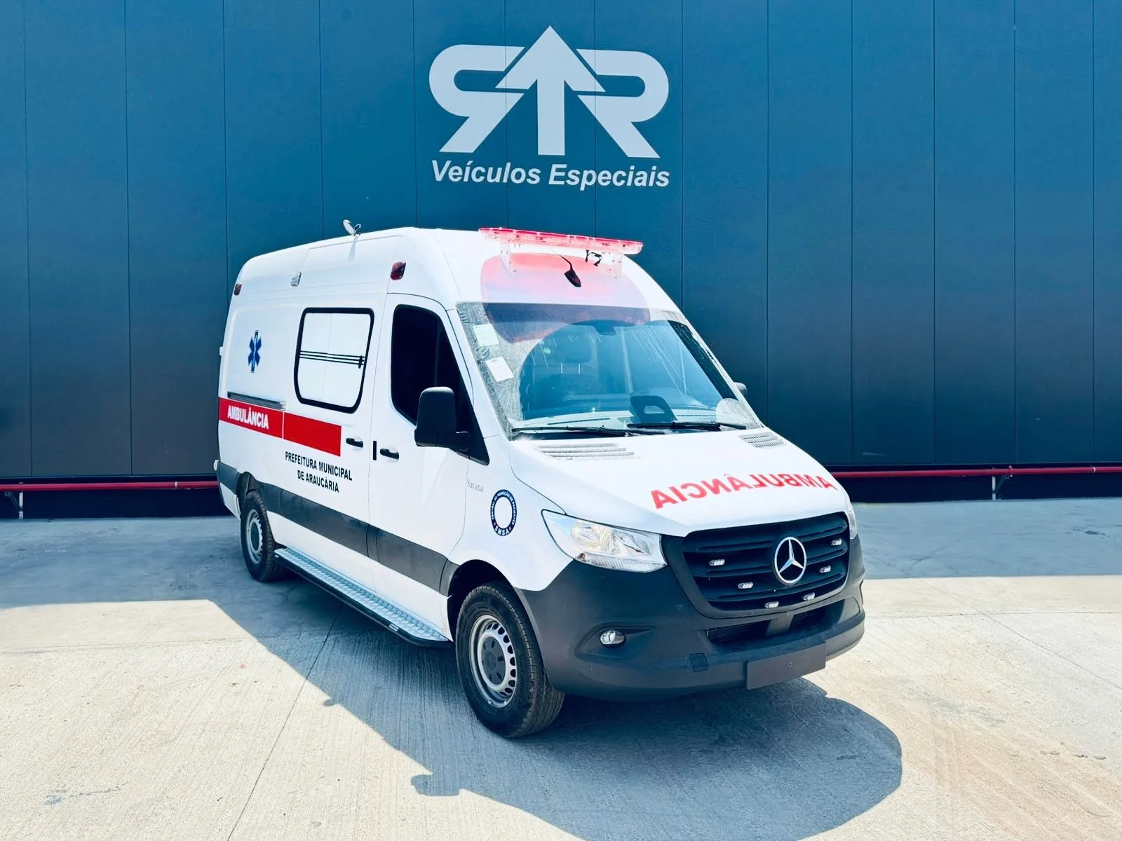 Ambulância Mercedes-Benz Sprinter da Prefeitura de Araucária, vista 3/4 dianteira, transformado pela R&R Veículos Especiais