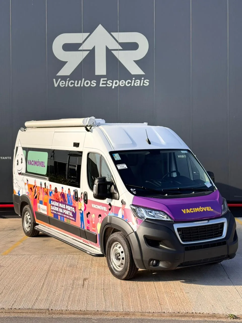 Vacimóvel Peugeot Boxer do programa Saúde de Minas, vista 3/4 dianteira, transformado pela R&R Veículos Especiais