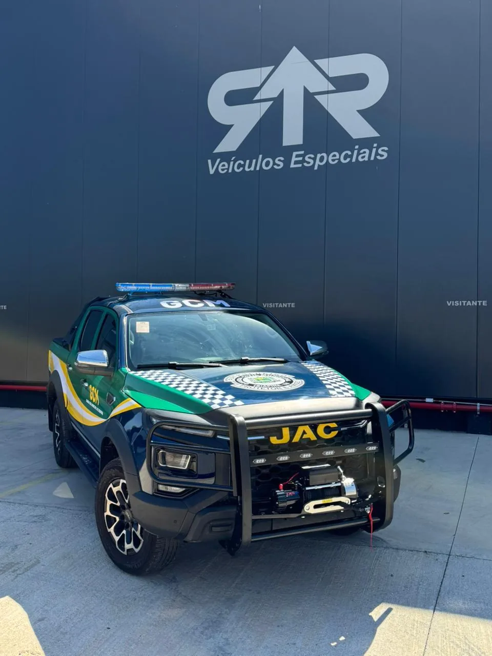 Viatura pickup JAC da Guarda Civil Municipal de Ibiapina, vista 3/4 dianteira direita, transformado pela R&R Veículos Especiais