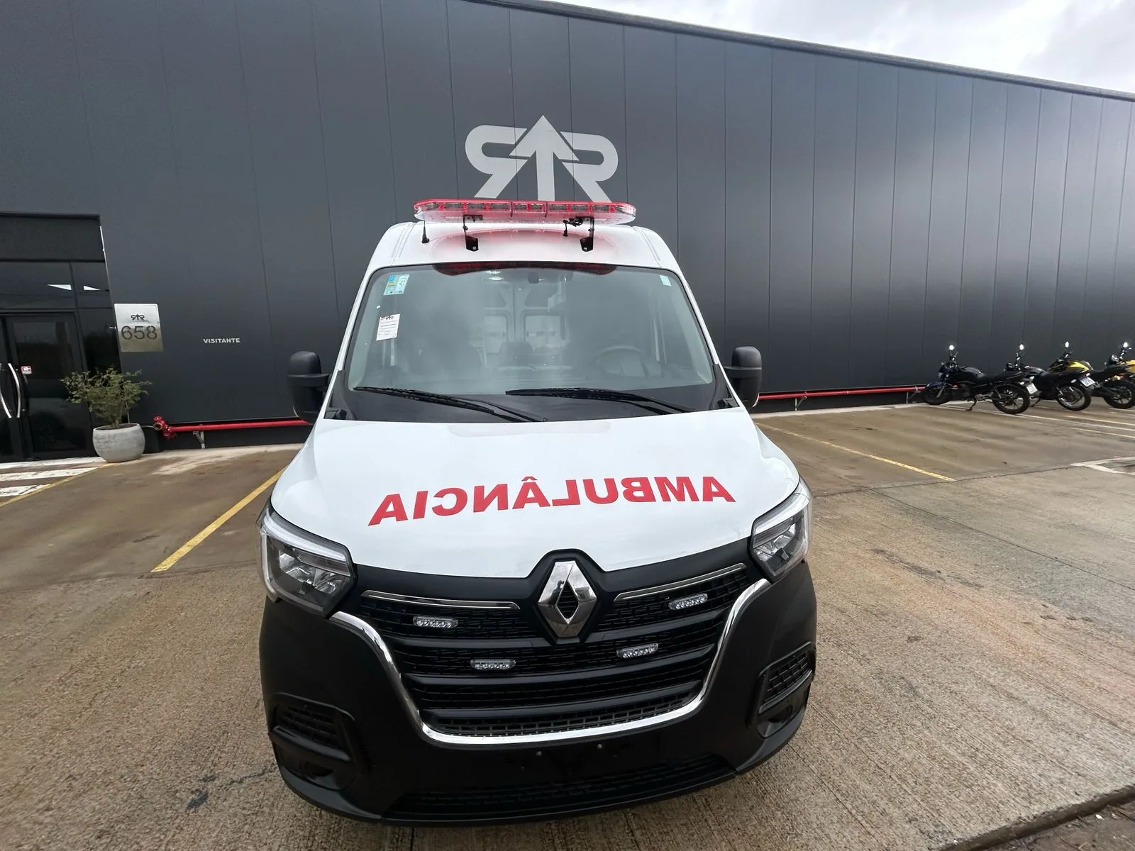 Ambulância sobre Renault Master, foto 1, transformado pela R&R Veículos Especiais