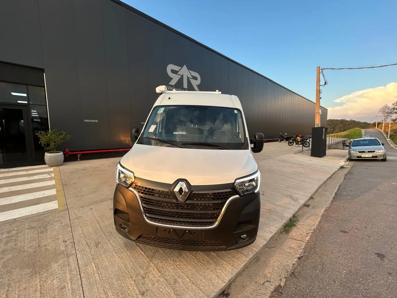 Consultório odontológico móvel sobre Renault Master, foto 1, transformado pela R&R Veículos Especiais