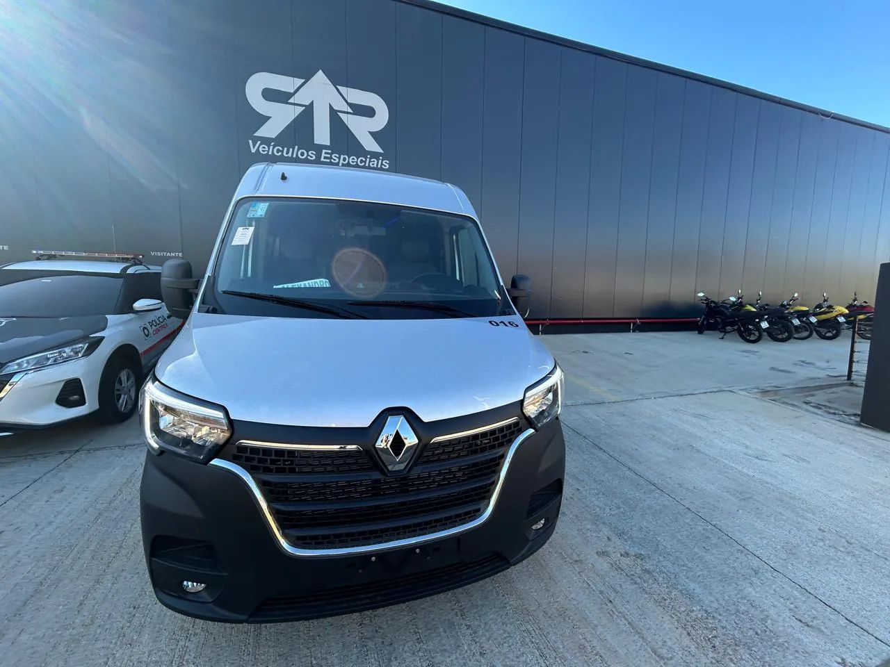 Van de transporte de passageiros sobre Renault Master, foto 1, transformado pela R&R Veículos Especiais