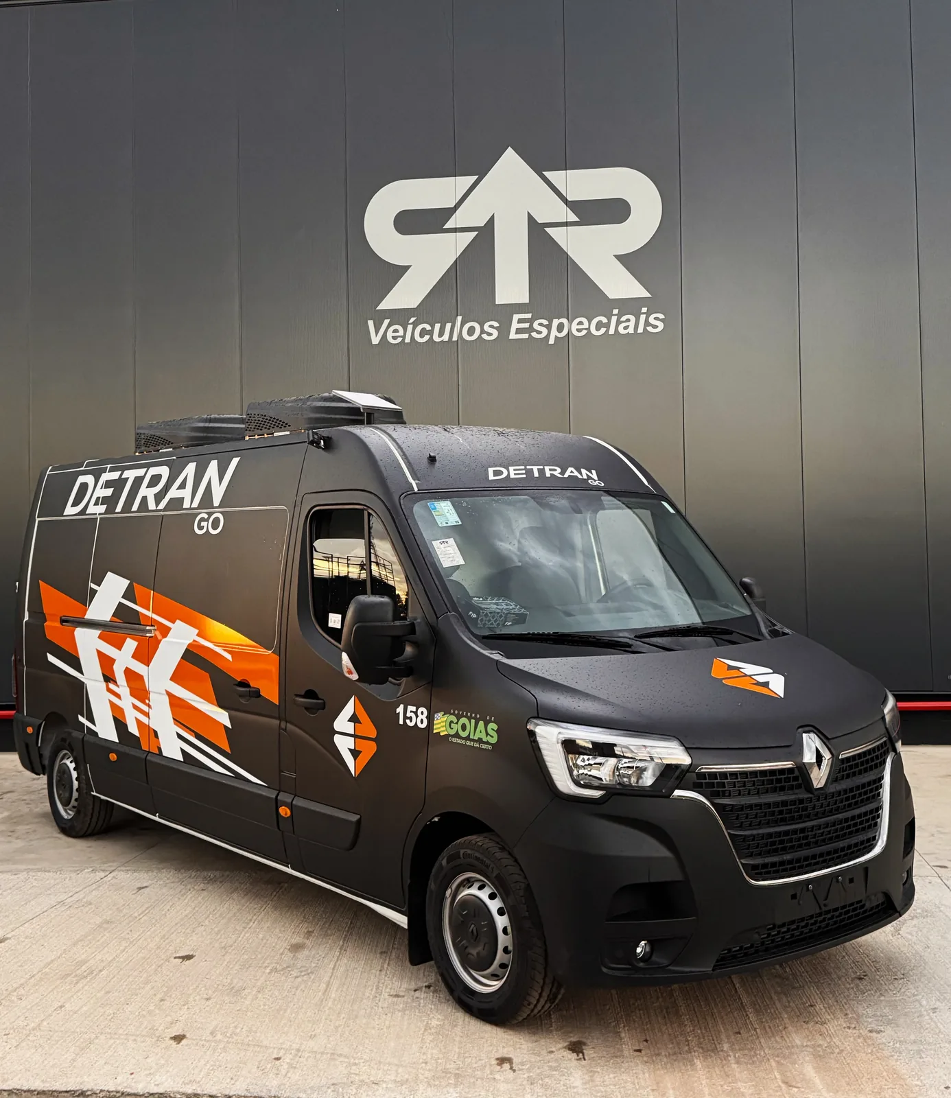 Unidade móvel Renault Master do DETRAN de Goiás, vista 3/4 dianteira, transformado pela R&R Veículos Especiais