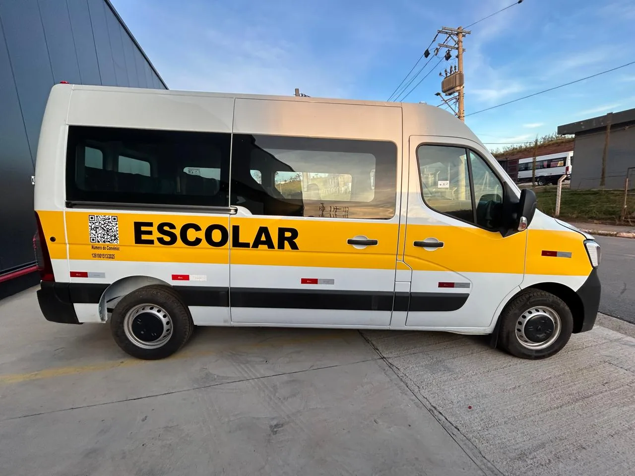 Van escolar Renault Master, vista lateral, transformado pela R&R Veículos Especiais