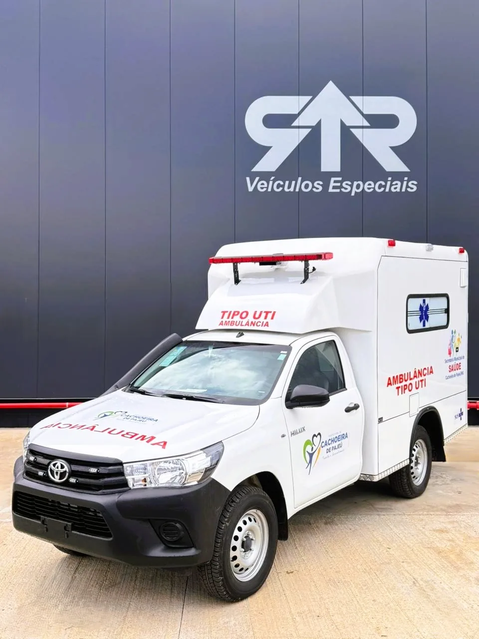 Ambulância tipo UTI sobre Toyota Hilux de Cachoeira de Pajeú, vista 3/4 dianteira, transformado pela R&R Veículos Especiais