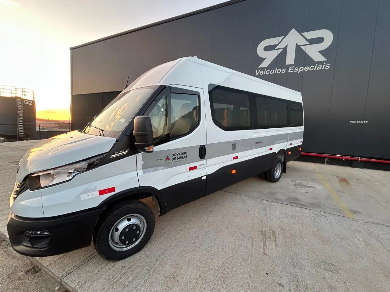 Van escolar Iveco Daily 50 do Governo de Minas, vista ao pôr do sol, transformado pela R&R Veículos Especiais