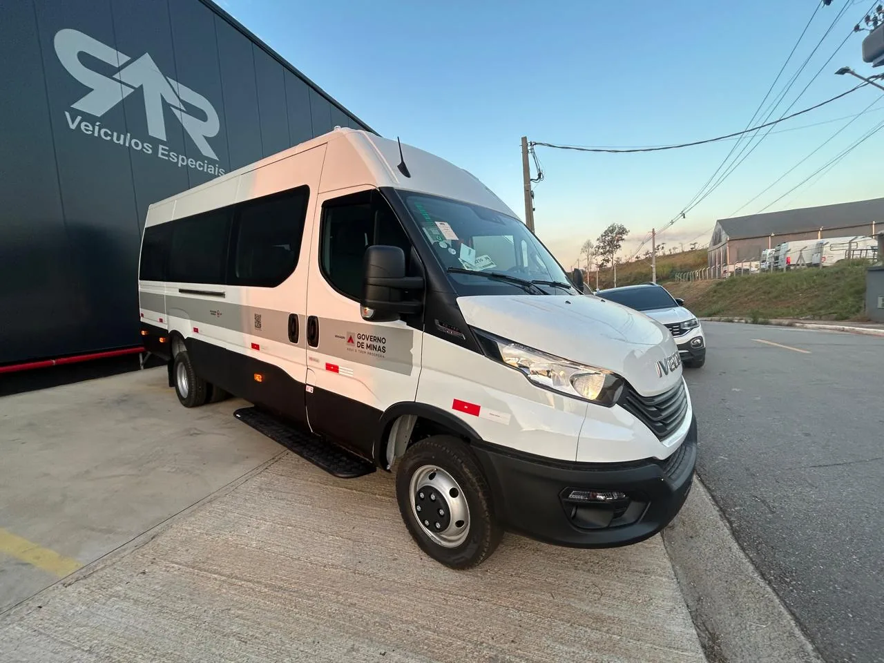 Van escolar Iveco Daily 50 do Governo de Minas, vista 3/4 dianteira, transformado pela R&R Veículos Especiais