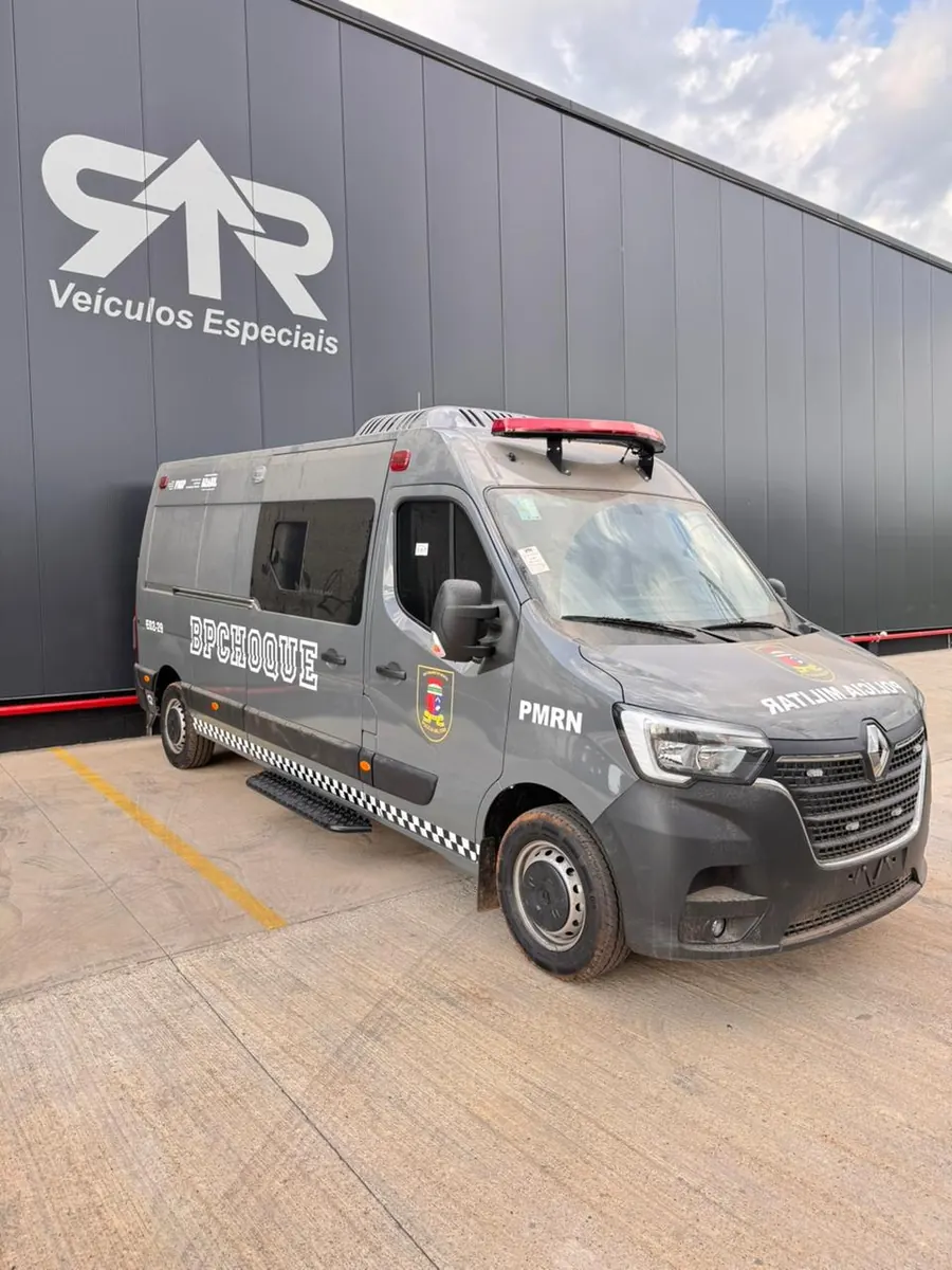 Viatura policial personalizada pela R&R